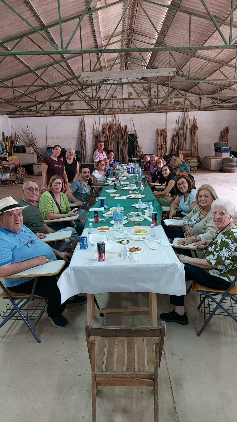 Socios y socias en la convivencia de otoño, en la nave de los huertos
